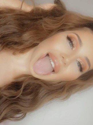 AUSSIE BRUNETTE BOMBSHELL